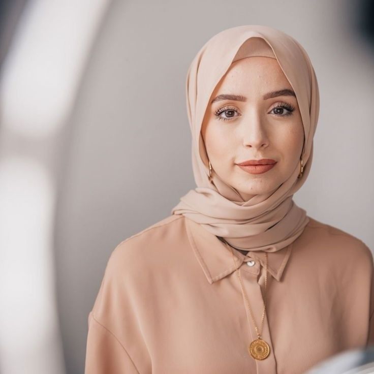حجاب فوق الكتفين عصري
